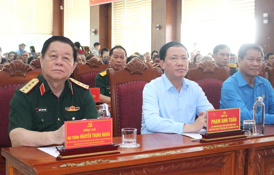 Đại tướng Nguyễn Trọng Nghĩa thăm, tặng quà cho gia đình chính sách tại Gia Lai Đại tướng Nguyễn Trọng Nghĩa thăm, tặng quà cho gia đình chính sách tại Gia Lai