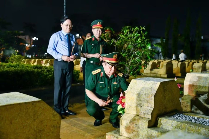 Đại tướng Nguyễn Trọng Nghĩa thăm, tặng quà người có công và công nhân tại Gia Lai Đại tướng Nguyễn Trọng Nghĩa thăm, tặng quà người có công và công nhân tại Gia Lai