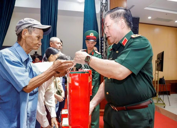 Đại tướng Nguyễn Trọng Nghĩa thăm, tặng quà người có công và công nhân tại Gia Lai Đại tướng Nguyễn Trọng Nghĩa thăm, tặng quà người có công và công nhân tại Gia Lai