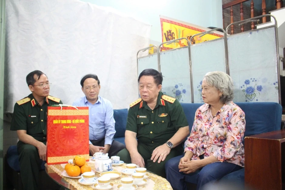 Đại tướng Nguyễn Trọng Nghĩa tri ân các Anh hùng liệt sĩ ở Gia Lai Đại tướng Nguyễn Trọng Nghĩa tri ân các Anh hùng liệt sĩ ở Gia Lai