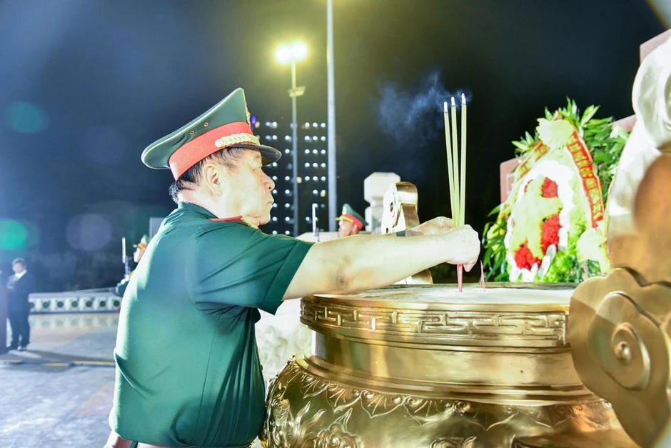 Đại tướng Nguyễn Trọng Nghĩa tri ân các Anh hùng liệt sĩ ở Gia Lai Đại tướng Nguyễn Trọng Nghĩa tri ân các Anh hùng liệt sĩ ở Gia Lai