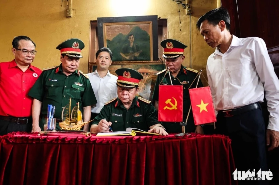 Đại tướng Nguyễn Trọng Nghĩa viếng liệt sĩ tại Mặt trận Vị Xuyên Đại tướng Nguyễn Trọng Nghĩa viếng liệt sĩ tại Mặt trận Vị Xuyên