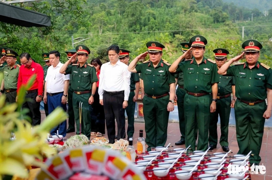 Đại tướng Nguyễn Trọng Nghĩa viếng liệt sĩ tại Mặt trận Vị Xuyên Đại tướng Nguyễn Trọng Nghĩa viếng liệt sĩ tại Mặt trận Vị Xuyên