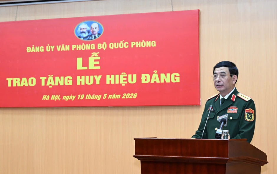 Đại tướng Phạm Văn Trà nhận Huy hiệu 70 năm tuổi Đảng Đại tướng Phạm Văn Trà nhận Huy hiệu 70 năm tuổi Đảng