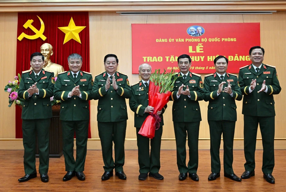 Đại tướng Phạm Văn Trà nhận Huy hiệu 70 năm tuổi Đảng Đại tướng Phạm Văn Trà nhận Huy hiệu 70 năm tuổi Đảng