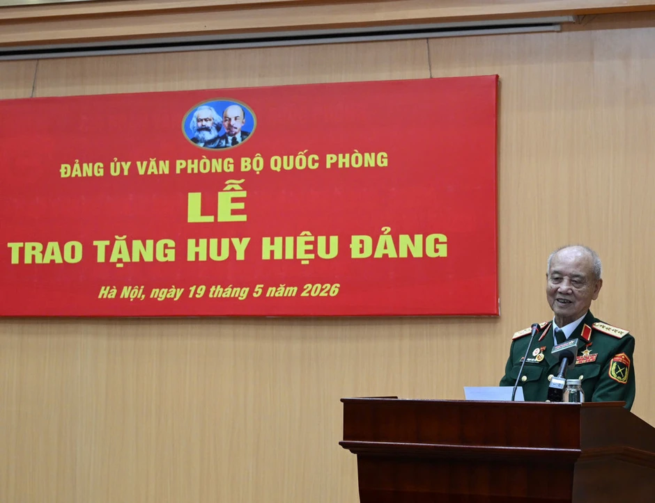 Đại tướng Phạm Văn Trà nhận Huy hiệu 70 năm tuổi Đảng Đại tướng Phạm Văn Trà nhận Huy hiệu 70 năm tuổi Đảng