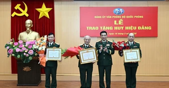 Đại tướng Phạm Văn Trà nhận Huy hiệu 70 năm tuổi Đảng