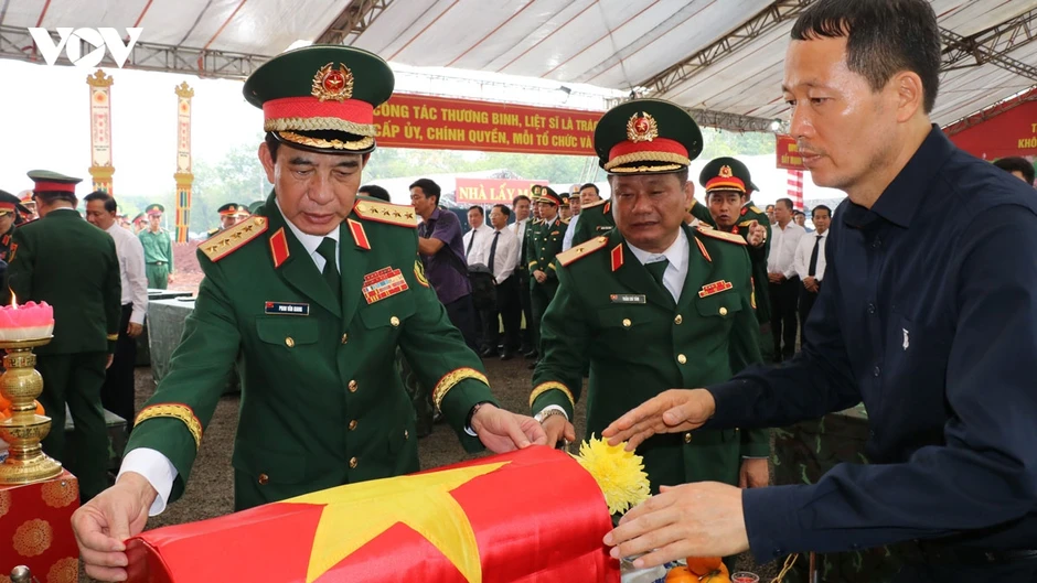 Đại tướng Phan Văn Giang chỉ đạo quy tập hài cốt liệt sĩ tại Đồng Nai Đại tướng Phan Văn Giang chỉ đạo quy tập hài cốt liệt sĩ tại Đồng Nai