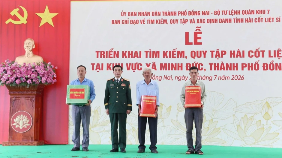 Đại tướng Phan Văn Giang chỉ đạo quy tập hài cốt liệt sĩ tại Đồng Nai Đại tướng Phan Văn Giang chỉ đạo quy tập hài cốt liệt sĩ tại Đồng Nai