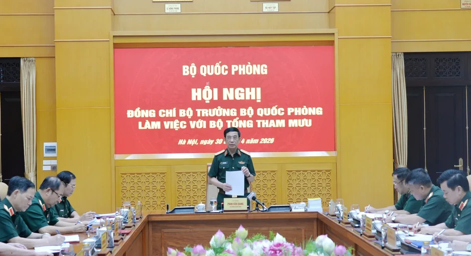Đại tướng Phan Văn Giang chỉ đạo triển khai kế hoạch tác chiến “Vòm phòng không bền vững” Đại tướng Phan Văn Giang chỉ đạo triển khai kế hoạch tác chiến “Vòm phòng không bền vững”