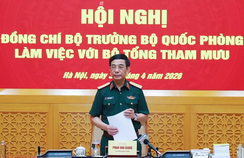 Đại tướng Phan Văn Giang chỉ đạo triển khai tác chiến 'Vòm phòng không bền vững' Đại tướng Phan Văn Giang chỉ đạo triển khai tác chiến 'Vòm phòng không bền vững'
