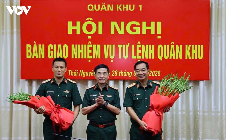 Đại tướng Phan Văn Giang chủ trì bàn giao nhiệm vụ Tư lệnh Quân khu 1 Đại tướng Phan Văn Giang chủ trì bàn giao nhiệm vụ Tư lệnh Quân khu 1