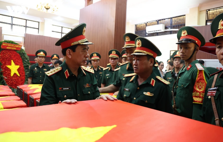 Đại tướng Phan Văn Giang dâng hương Anh hùng liệt sĩ tại Công viên Lê Thị Riêng