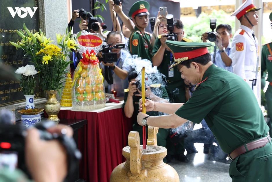 Đại tướng Phan Văn Giang dâng hương Anh hùng liệt sĩ tại Công viên Lê Thị Riêng