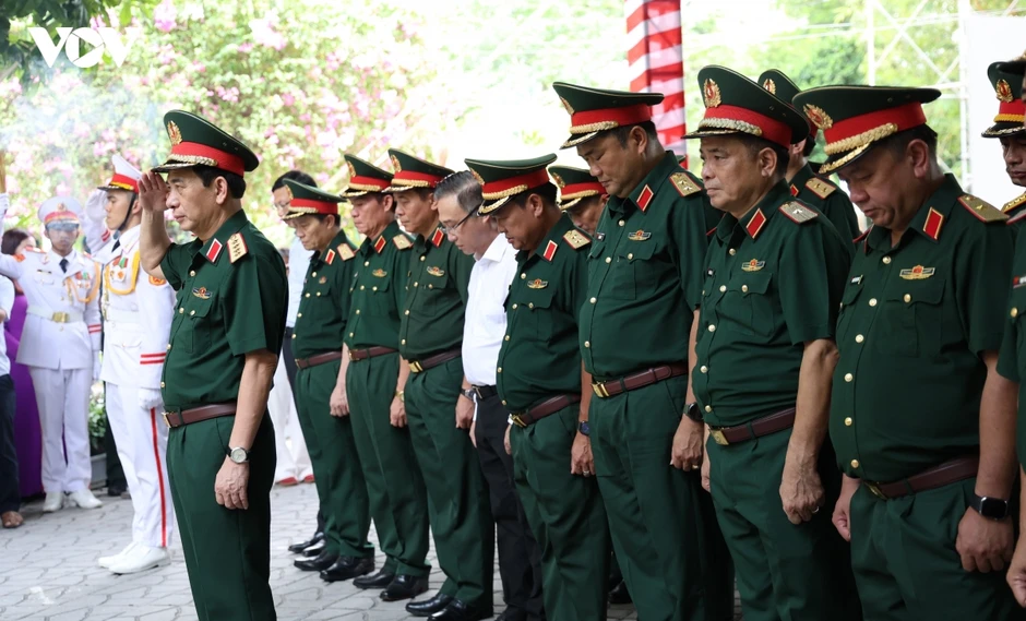 Đại tướng Phan Văn Giang dâng hương Anh hùng liệt sĩ tại Công viên Lê Thị Riêng