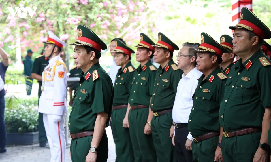 Đại tướng Phan Văn Giang dâng hương Anh hùng liệt sĩ tại Công viên Lê Thị Riêng