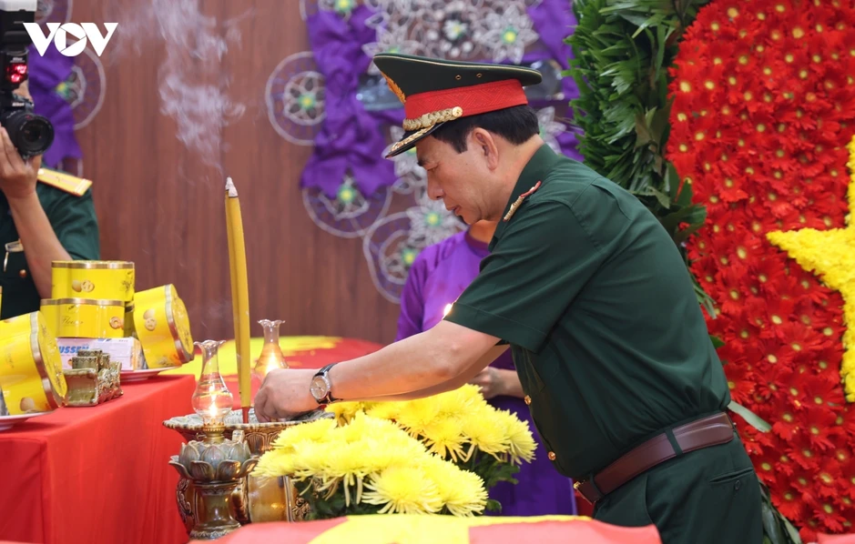 Đại tướng Phan Văn Giang dâng hương Anh hùng liệt sĩ tại Công viên Lê Thị Riêng