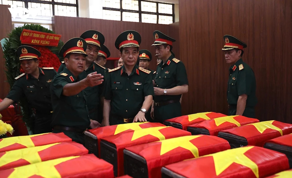 Đại tướng Phan Văn Giang dâng hương Anh hùng liệt sĩ tại Công viên Lê Thị Riêng