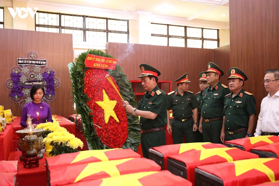 Đại tướng Phan Văn Giang dâng hương Anh hùng liệt sĩ tại Công viên Lê Thị Riêng