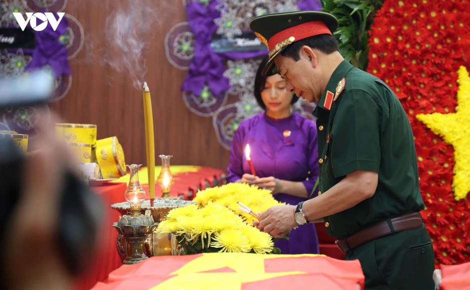 Đại tướng Phan Văn Giang dâng hương Anh hùng liệt sĩ tại Công viên Lê Thị Riêng
