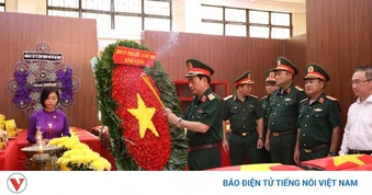 Đại tướng Phan Văn Giang dâng hương Anh hùng liệt sĩ tại Công viên Lê Thị Riêng