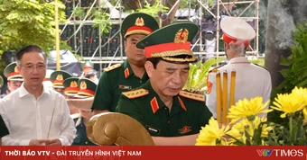 Đại tướng Phan Văn Giang dâng hương tưởng niệm các Anh hùng liệt sĩ tại Công viên Lê Thị Riêng