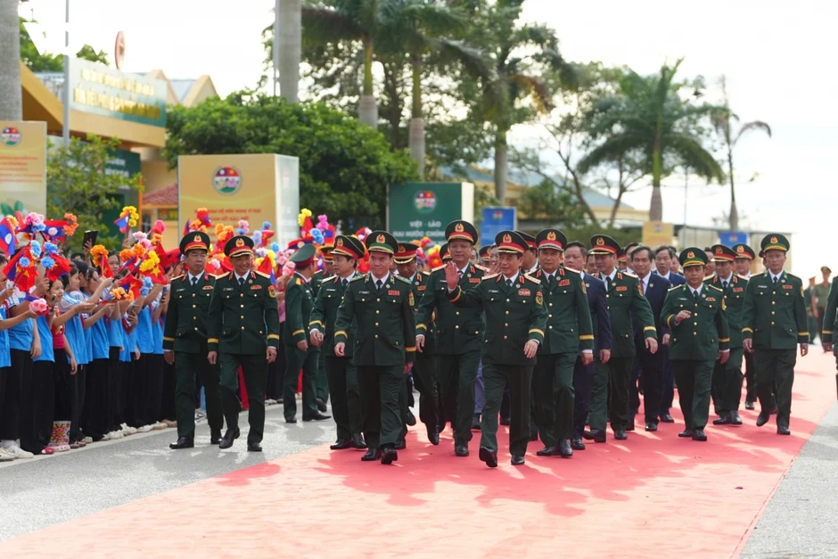 Đại tướng Phan Văn Giang đón đoàn Bộ Quốc phòng Lào dự giao lưu biên giới