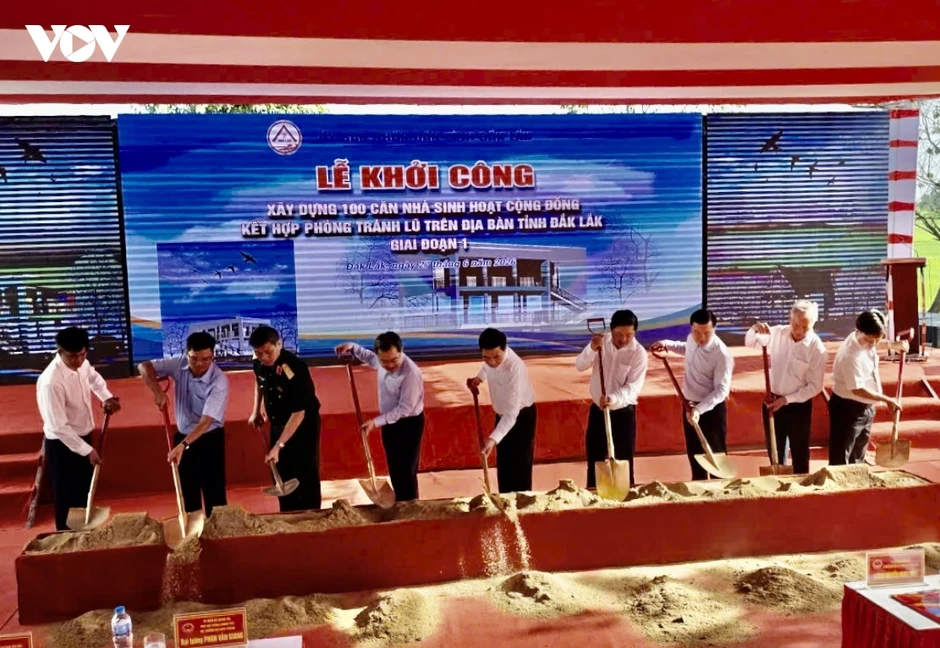 Đại tướng Phan Văn Giang dự lễ khởi công xây dựng nhà sinh hoạt cộng đồng chống lũ Đại tướng Phan Văn Giang dự lễ khởi công xây dựng nhà sinh hoạt cộng đồng chống lũ