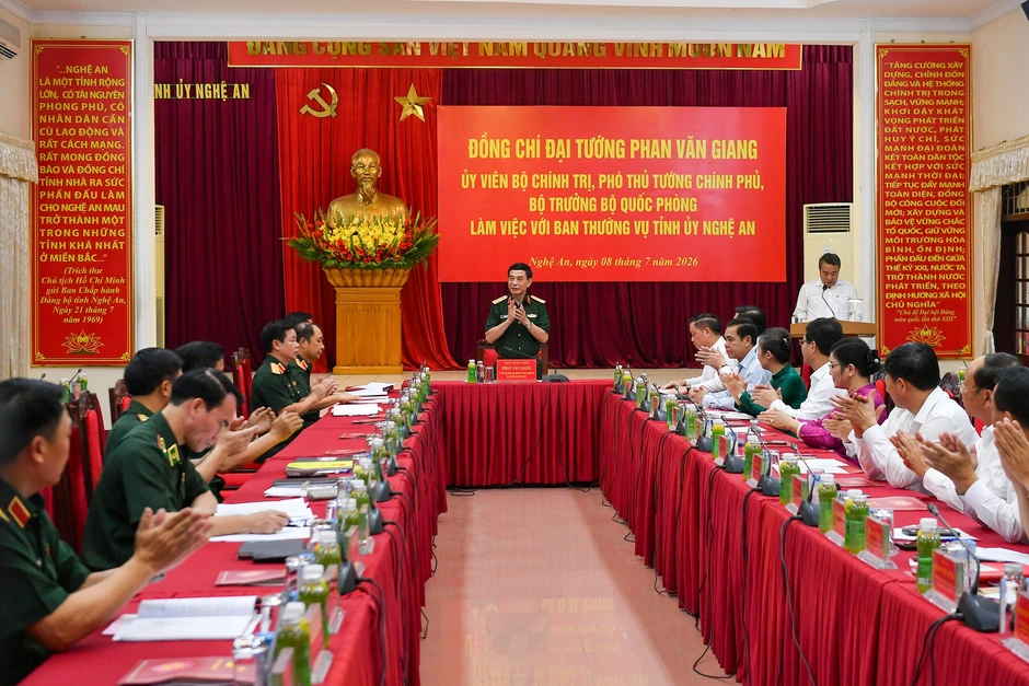 Đại tướng Phan Văn Giang làm việc với Ban Thường vụ Tỉnh ủy Nghệ An Đại tướng Phan Văn Giang làm việc với Ban Thường vụ Tỉnh ủy Nghệ An