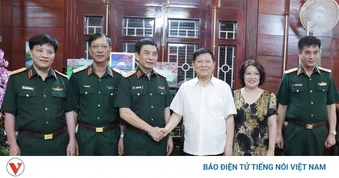 Đại tướng Phan Văn Giang thăm hỏi các đồng chí nguyên Bộ trưởng Bộ Quốc phòng