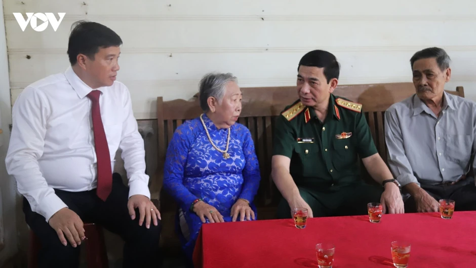 Đại tướng Phan Văn Giang thăm, tặng quà gia đình chính sách tại Lâm Đồng Đại tướng Phan Văn Giang thăm, tặng quà gia đình chính sách tại Lâm Đồng