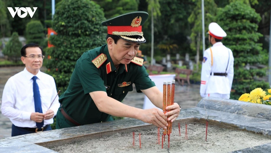 Đại tướng Phan Văn Giang thăm, tặng quà gia đình chính sách tại Lâm Đồng Đại tướng Phan Văn Giang thăm, tặng quà gia đình chính sách tại Lâm Đồng