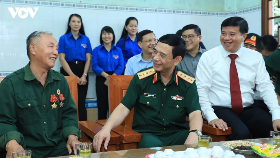 Đại tướng Phan Văn Giang thăm, tặng quà gia đình chính sách tại Lâm Đồng Đại tướng Phan Văn Giang thăm, tặng quà gia đình chính sách tại Lâm Đồng