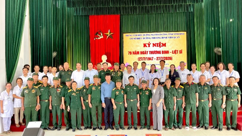Đại tướng Phan Văn Giang thăm, tặng quà tại Ninh Bình Đại tướng Phan Văn Giang thăm, tặng quà tại Ninh Bình
