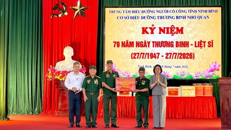 Đại tướng Phan Văn Giang thăm, tặng quà tại Ninh Bình Đại tướng Phan Văn Giang thăm, tặng quà tại Ninh Bình