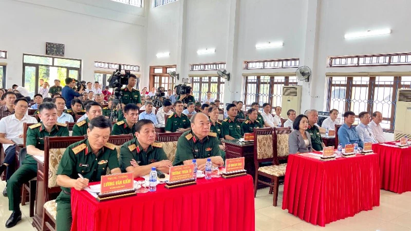 Đại tướng Phan Văn Giang thăm, tặng quà tại Ninh Bình Đại tướng Phan Văn Giang thăm, tặng quà tại Ninh Bình