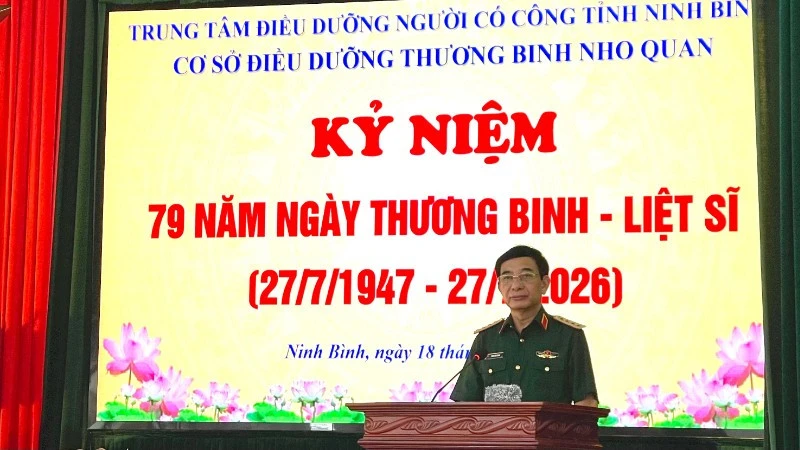 Đại tướng Phan Văn Giang thăm, tặng quà tại Ninh Bình Đại tướng Phan Văn Giang thăm, tặng quà tại Ninh Bình