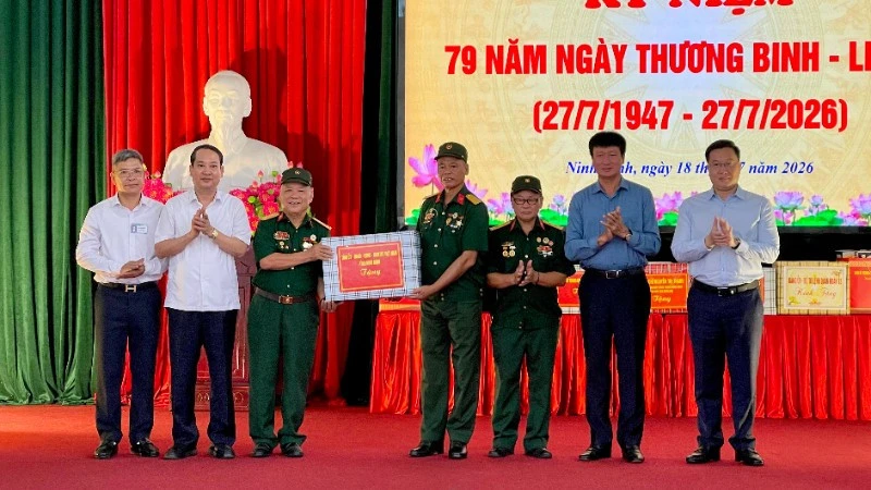 Đại tướng Phan Văn Giang thăm, tặng quà tại Ninh Bình Đại tướng Phan Văn Giang thăm, tặng quà tại Ninh Bình