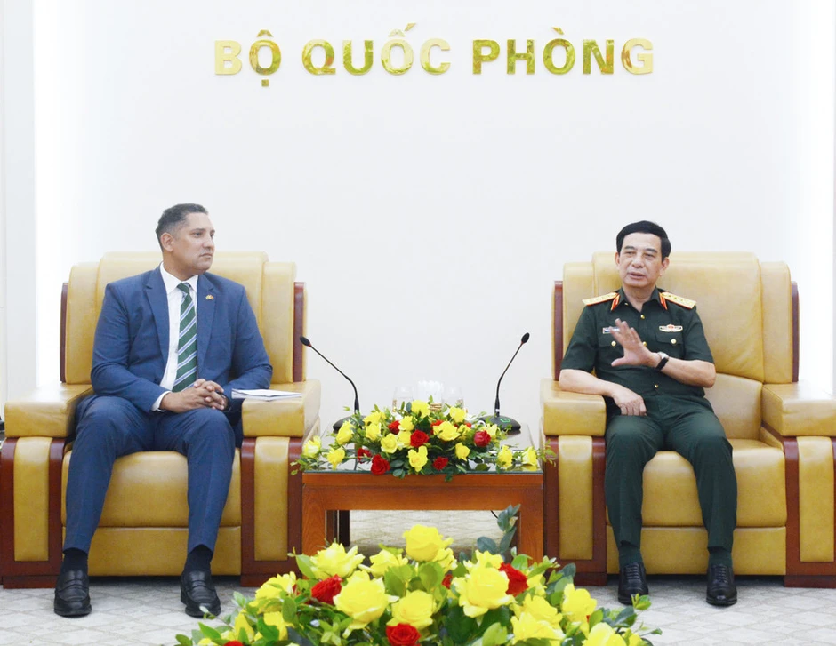 Đại tướng Phan Văn Giang tiếp Đại sứ Thụy Điển Đại tướng Phan Văn Giang tiếp Đại sứ Thụy Điển