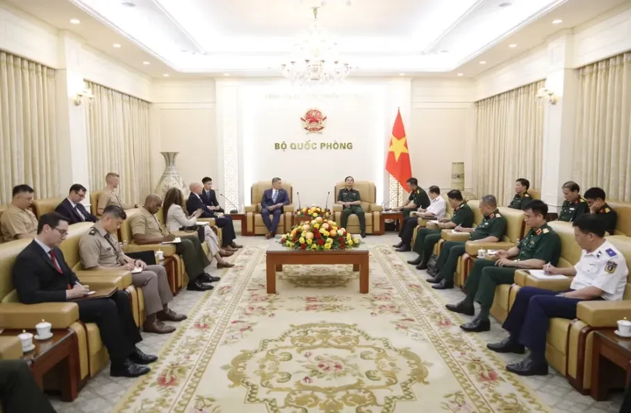 Đại tướng Phan Văn Giang tiếp Quyền Bộ trưởng Bộ Hải quân Hoa Kỳ Hùng Cao Đại tướng Phan Văn Giang tiếp Quyền Bộ trưởng Bộ Hải quân Hoa Kỳ Hùng Cao