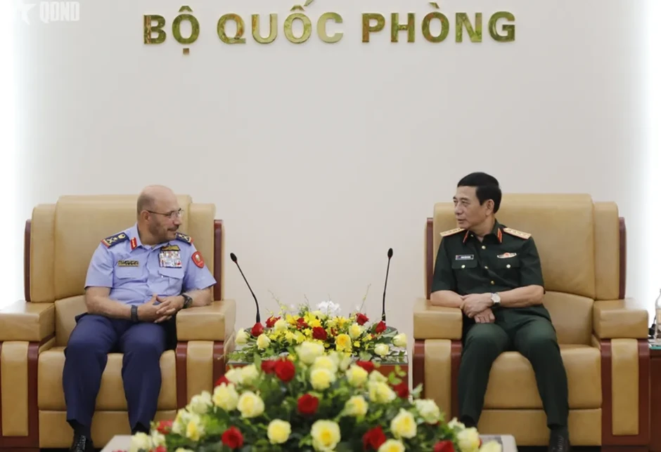 Đại tướng Phan Văn Giang tiếp Thứ trưởng Bộ Quốc phòng UAE Đại tướng Phan Văn Giang tiếp Thứ trưởng Bộ Quốc phòng UAE