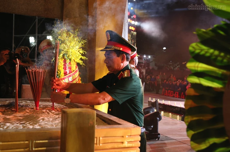 Đại tướng Phan Văn Giang và Đoàn đại biểu Trung ương dâng hương, tưởng niệm các Anh hùng liệt sĩ tại Quảng Trị Đại tướng Phan Văn Giang và Đoàn đại biểu Trung ương dâng hương, tưởng niệm các Anh hùng liệt sĩ tại Quảng Trị