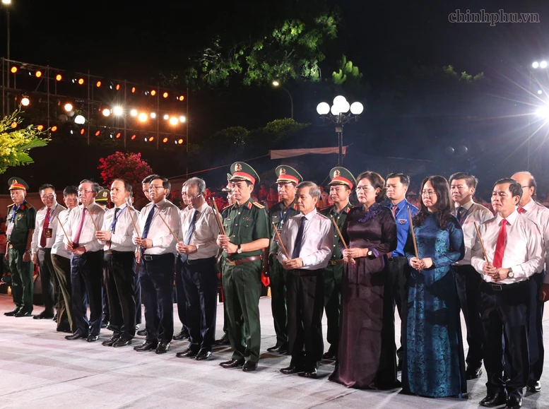 Đại tướng Phan Văn Giang và Đoàn đại biểu Trung ương dâng hương, tưởng niệm các Anh hùng liệt sĩ tại Quảng Trị Đại tướng Phan Văn Giang và Đoàn đại biểu Trung ương dâng hương, tưởng niệm các Anh hùng liệt sĩ tại Quảng Trị
