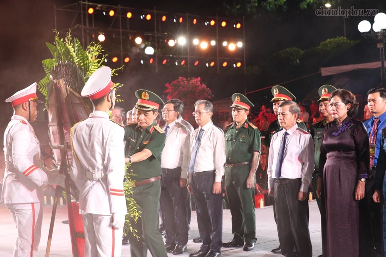 Đại tướng Phan Văn Giang và Đoàn đại biểu Trung ương dâng hương, tưởng niệm các Anh hùng liệt sĩ tại Quảng Trị Đại tướng Phan Văn Giang và Đoàn đại biểu Trung ương dâng hương, tưởng niệm các Anh hùng liệt sĩ tại Quảng Trị