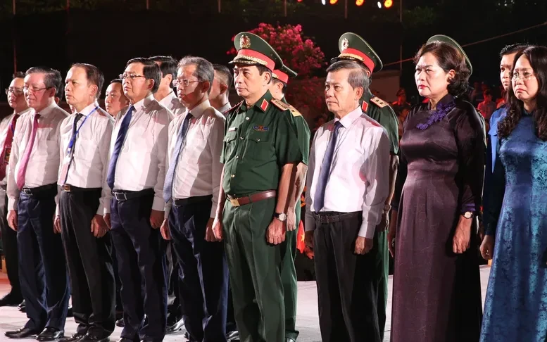 Đại tướng Phan Văn Giang và Đoàn đại biểu Trung ương dâng hương, tưởng niệm các Anh hùng liệt sĩ tại Quảng Trị Đại tướng Phan Văn Giang và Đoàn đại biểu Trung ương dâng hương, tưởng niệm các Anh hùng liệt sĩ tại Quảng Trị