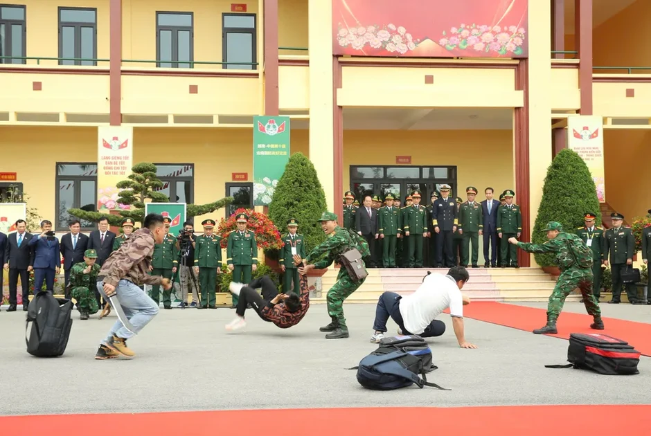 Đại tướng Phan Văn Giang và Thượng tướng Đổng Quân thăm Đồn Biên phòng Trà Cổ Đại tướng Phan Văn Giang và Thượng tướng Đổng Quân thăm Đồn Biên phòng Trà Cổ