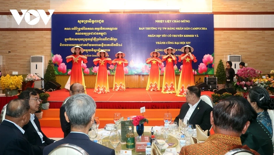 Đầm ấm cuộc gặp hữu nghị Việt Nam - Campuchia Đầm ấm cuộc gặp hữu nghị Việt Nam - Campuchia
