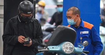 Dân lo xăng E10 làm yếu máy và hao xăng, chuyên gia nói “hoàn toàn yên tâm”