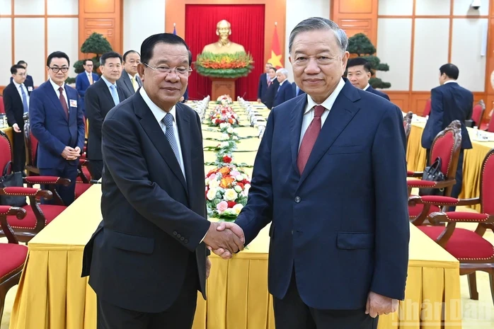 Đảng Cộng sản Việt Nam luôn dành ưu tiên hàng đầu cho quan hệ với Campuchia Đảng Cộng sản Việt Nam luôn dành ưu tiên hàng đầu cho quan hệ với Campuchia