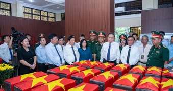 Dâng hoa, dâng hương tưởng nhớ Tổng Bí thư Trần Phú và các Anh hùng liệt sĩ